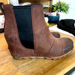 Sorel Chelsea boot size 9.5 Brownish-deep red hue